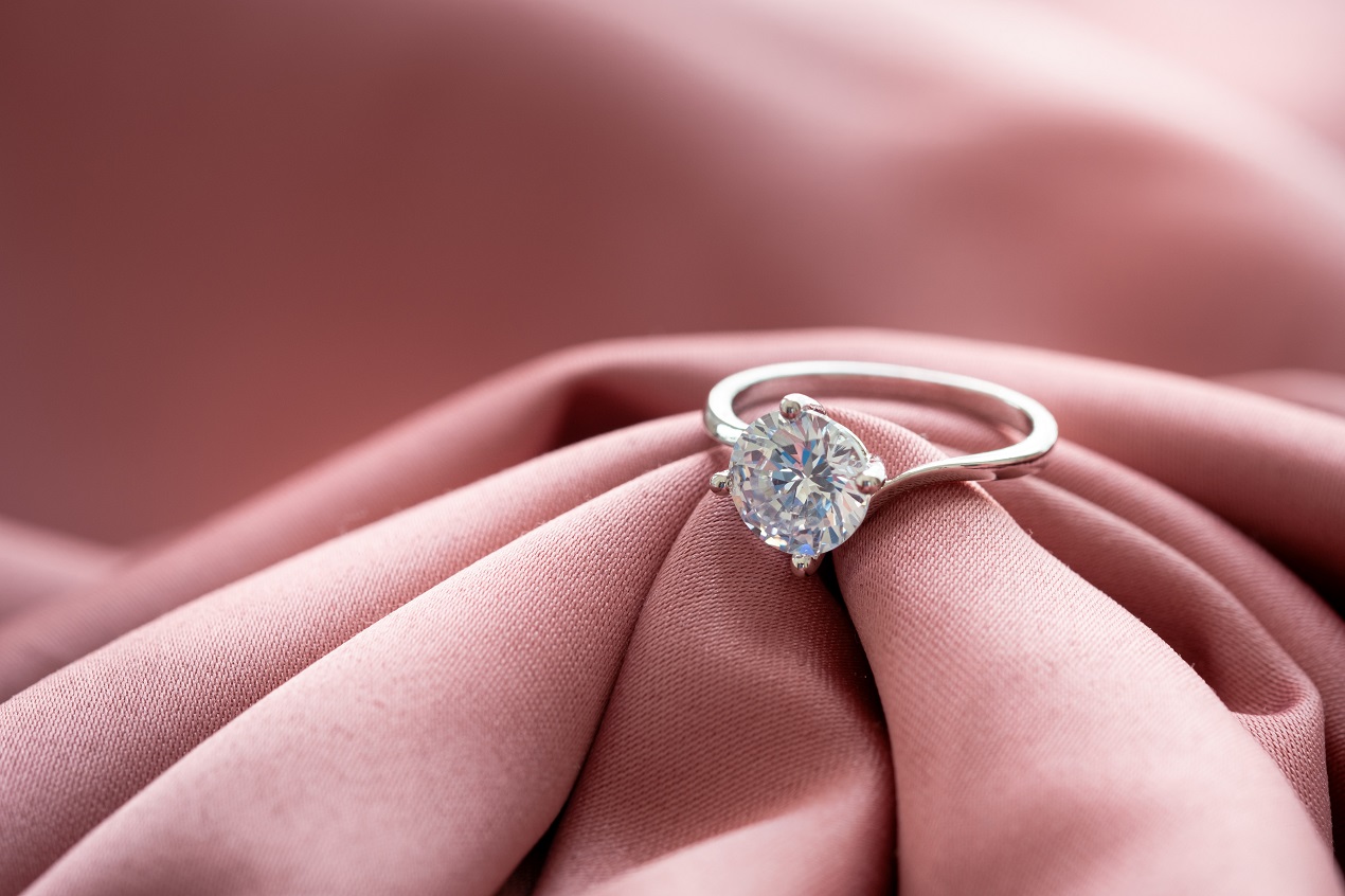 Jaki kamień szlachetny wybrać przy zakupie pierścionka zaręczynowego?